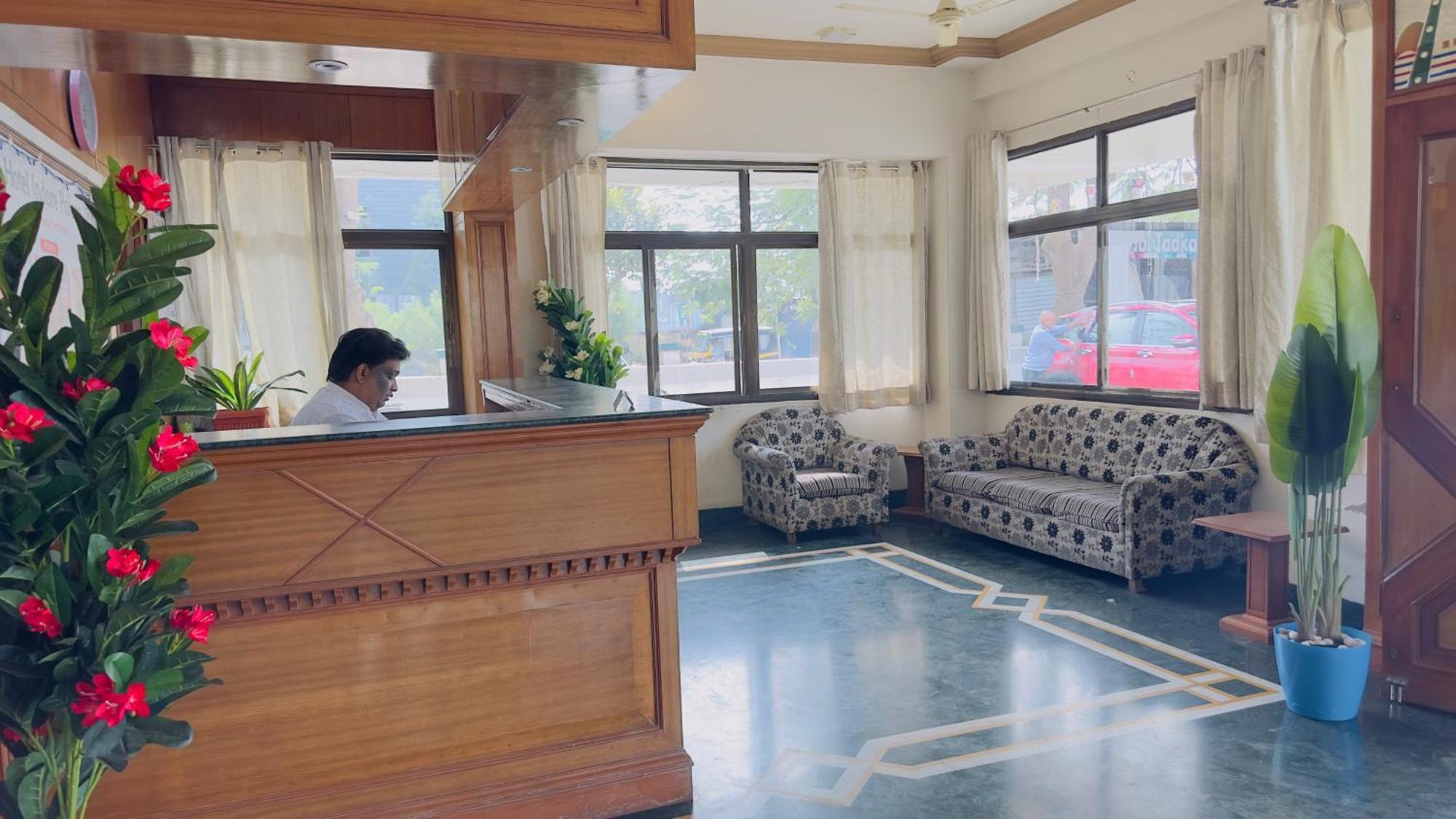 Hotel Indore Palace - Feel At Home Ширди Экстерьер фото